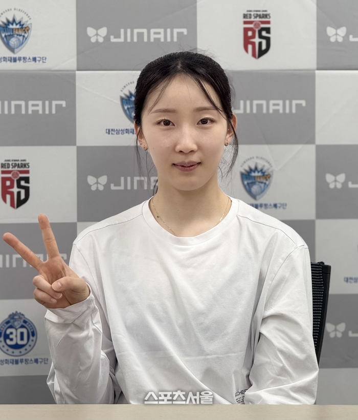 정관장 세터 최서현이 9일 대전충무체육관에서 열린 페퍼저축은행과의 경기에서 승리한 뒤 기자회견에 참석해 사진 촬영에 임하고 있다. 대전 | 정다워 기자 