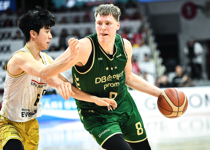 DB 엘런슨이 안양정관장아레나에서 열린 2025~2026 LG전자 프로농구 3라운드 정관장전에서 돌파를 시도하고 있다. 사진 | KBL