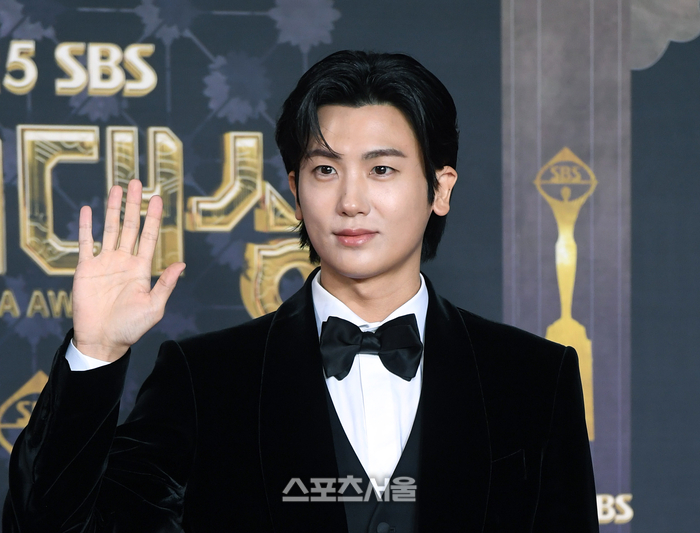 배우 박형식이 31일 서울 마포구 SBS 프리즘타워에서 진행된 ‘2025 SBS 연기대상’ 참석에 앞서 포토월 앞에 서서 취재진을 향해 포즈를 취하고 있다. 2025. 12. 31. 박진업 기자 upandup@sportsseoul.com 