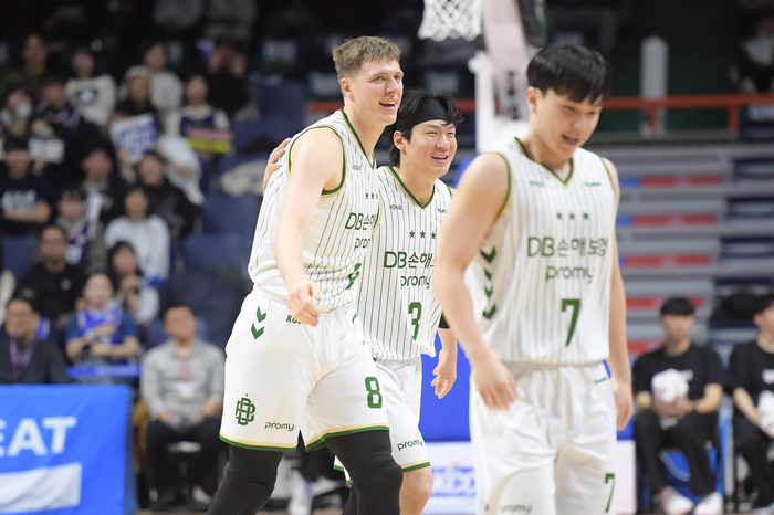 DB 엘런슨(왼쪽)과 이정현이 31일 부산 사직체육관에서 열린 2025~2026 LG전자 프로농구 3라운드 KCC전에서 웃으며 코트를 빠져나가고 있다. 사진 | KBL