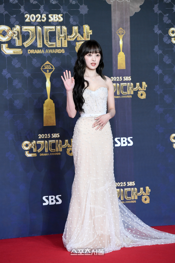 배우 김보라가 31일 서울 마포구 SBS 프리즘타워에서 진행된 ‘2025 SBS 연기대상’ 참석에 앞서 포토월 앞에 서서 취재진을 향해 포즈를 취하고 있다. 2025. 12. 31. 박진업 기자 upandup@sportsseoul.com 