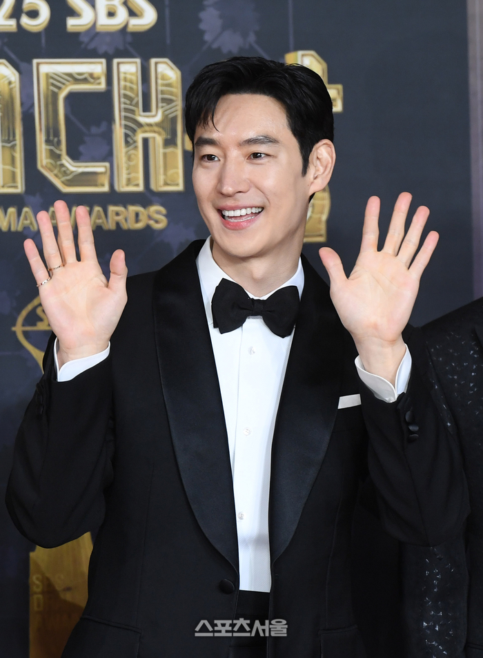 배우 이제훈이 31일 서울 마포구 SBS 프리즘타워에서 진행된 ‘2025 SBS 연기대상’ 참석에 앞서 포토월 앞에 서서 취재진을 향해 포즈를 취하고 있다. 2025. 12. 31. 박진업 기자 upandup@sportsseoul.com 