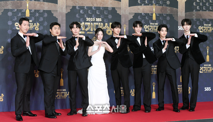 SBS ‘트라이’ 출연 배우들이 31일 서울 마포구 SBS 프리즘타워에서 진행된 ‘2025 SBS 연기대상’ 참석에 앞서 포토월 앞에 서서 취재진을 향해 포즈를 취하고 있다. 왼쪽부터 황성빈, 우민규, 윤재찬, 성지영, 김요한, 김단, 이수찬, 김이준. 사진 | 박진업 기자 upandup@sportsseoul.com