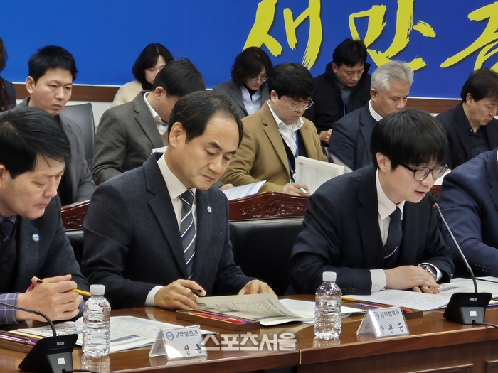 전북자치도 관계자들이 새만금개발에 대해 국민의힘 당지도부에게 설명을 하고 있다. ( 사진=고봉석 기자, 가운데 전북자치도 박용근 정책협력관 ) )