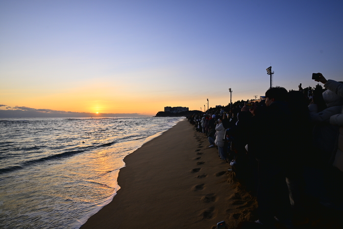 속초해수욕장, 4만 인파 ‘붉은 말의 해’ 일출 보며 새해 첫 순간 맞이