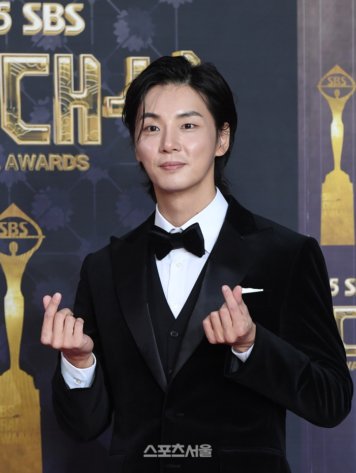 배우 윤시윤이 31일 서울 마포구 SBS 프리즘타워에서 진행된 ‘2025 SBS 연기대상’ 참석에 앞서 포토월 앞에 서서 취재진을 향해 포즈를 취하고 있다. 2025. 12. 31. 박진업 기자 upandup@sportsseoul.com 