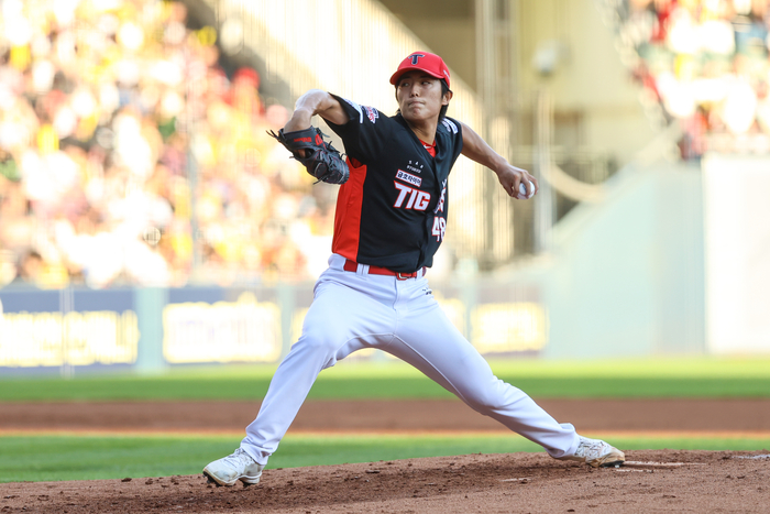KIA 이의리가 16일 잠실구장에서 열린 2025 KBO리그 두산과 경기에 선발 등판해 힘차게 공을 던지고 있다. 사진 | KIA 타이거즈