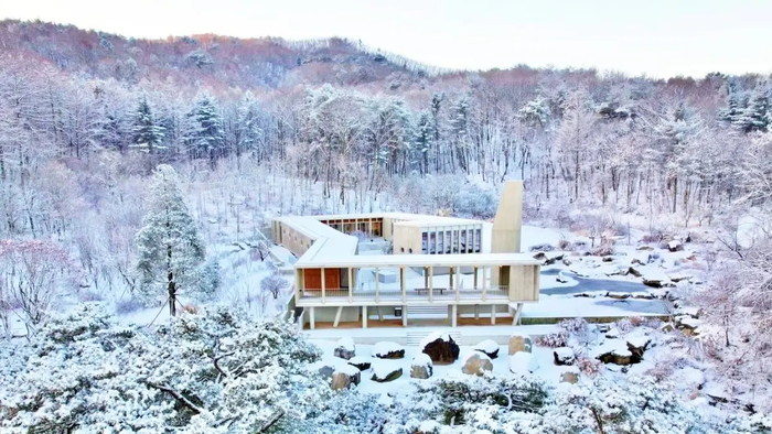 메덩골 정원 전경. 우뚝 솟은 탑 모양은 건축가 승효상이 병산서원을 모티브로 설계한 ‘선곡서원’이다. 사진 | 메덩골정원