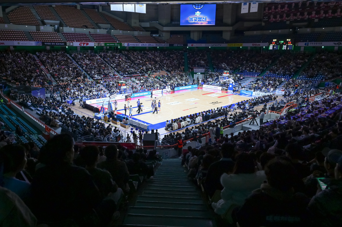 ‘굿바이 2025, 헬로 2026’ 농구와 함께 맞은 병오년…뜨거웠던 ‘농구영신’ 열기 [SS현장속으로]