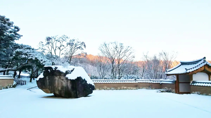 선비들의 풍류를 상징하는 원주암의 모습. 하얀 눈과 대비된 검은 바위의 모습이 겨울의 정취를 깊이 자아낸다. 사진 | 메덩골정원