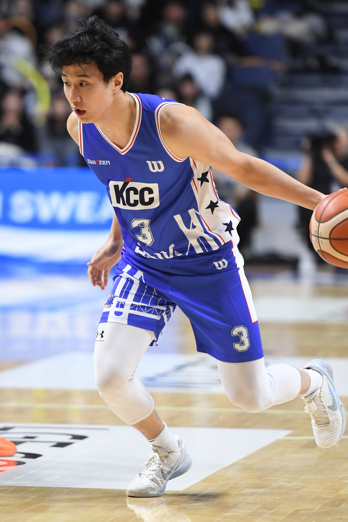 KCC 허웅이 31일 부산 사직체육관에서 열린 2025~2026 LG전자 프로농구 3라운드 DB전에서 돌파를 시도하고 있다. 사진 | KBL