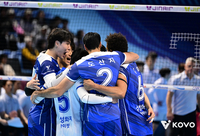 ‘최하위’ 반란 이끄는 고준용 감독 대행 체제…삼성화재, ‘대역전극’으로 정지석·임재영 빠진 선두 대한항공 꺾고 2연승