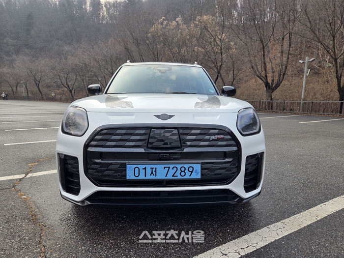 “엑셀 밟자 ‘퉤, 퉤, 퉤!’…미니 JCW, 도로 위 ‘소리꾼’이 나타났다” [원성윤의 가요타요]