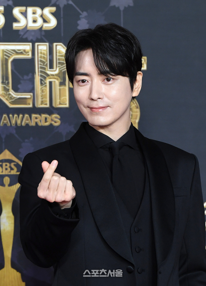 배우 이준혁이 31일 서울 마포구 SBS 프리즘타워에서 진행된 ‘2025 SBS 연기대상’ 참석에 앞서 포토월 앞에 서서 취재진을 향해 포즈를 취하고 있다. 2025. 12. 31. 박진업 기자 upandup@sportsseoul.com 