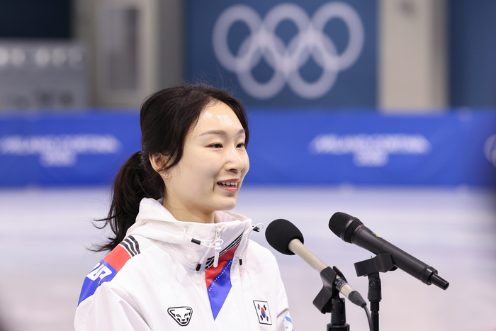 충청북도 진천군 진천국가대표선수촌에서 열린 신년 훈련공개 행사에서 제25회 밀라노 코르티나담페초 동계올림픽 출전을 앞둔 쇼트트랙 국가대표 최민정이 취재진과 인터뷰하며 밝은 표정을 짓고 있다. 사진 | 진천=연합뉴스