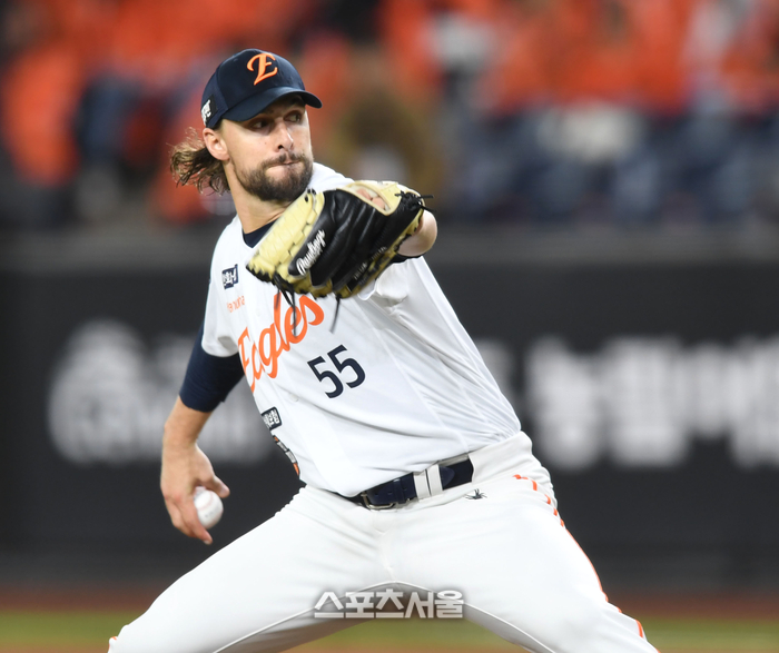 한화 투수 와이스가 24일 대전 한화생명볼파크에서 열린 2025 KBO 포스트시즌 플레이오프 5차전 삼성과 경기 7회 역투하고 있다. 대전 | 최승섭기자 thunder@sportsseoul.com