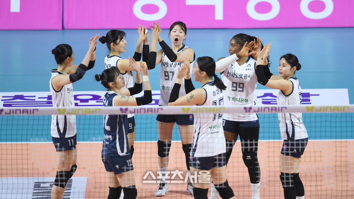 [스포츠토토 공동 기획]현대건설, 도로공사 독주에 브레이크? 봄 배구 구도는 ‘예측 불가’ 기회는 모두에게 열려 있다