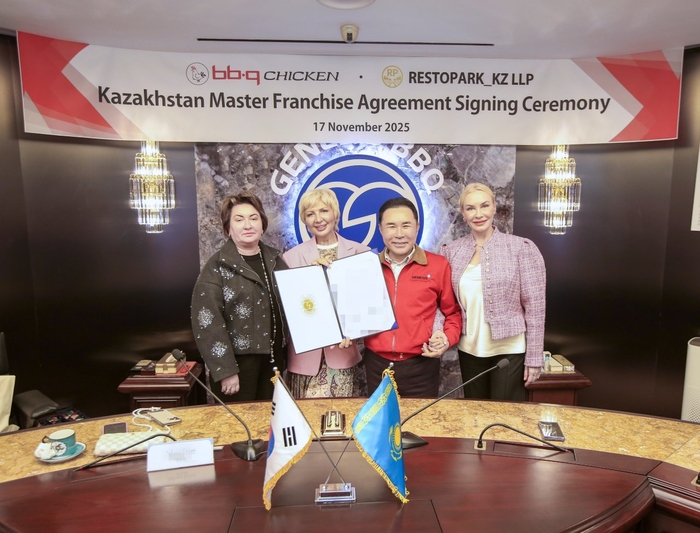 BBQ가 중앙아시아 최대 경제국 카자흐스탄에 마스터프랜차이즈(MF, Master Franchise) 계약을 체결하며 글로벌 외식 시장 공략을 본격화한다. (오른쪽 2번째 윤홍근 BBQ 회장, 오른쪽 3번째 다리야 푸쉬키나 레스토파크 대표이사). 사진 | 제너시스BBQ