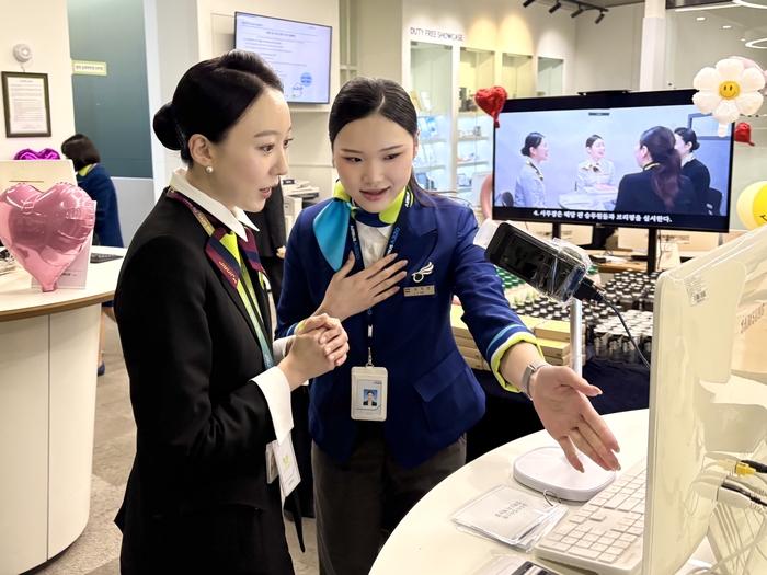 지난 1일 에어부산 사옥 내 객실브리핑실에서 에어부산 객실승무원이 진에어 객실승무원에게 브리핑실 주요 시설을 안내하고 있다. 사진ㅣ에어부산