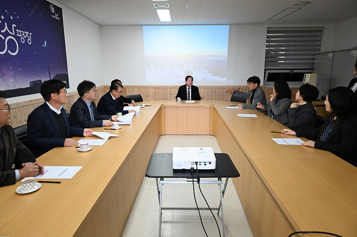 심재국 평창군수가 2일 평창군 보건의료원을 방문해 2026년도 보건·의료 분야 주요 업무와 운영 계획에 대한 보고를 받고 있다. 사진|평창군청