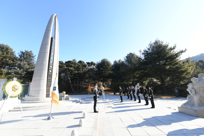 김승룡 소방청장 직무대행 및 소방청 주요 간부가 소방충혼탑을 참배하고 있다. 사진|소방청