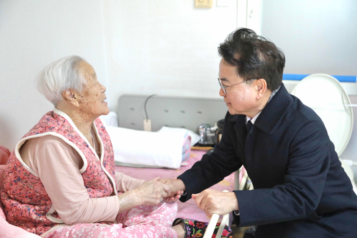 육동한 춘천시장이 2일 106세 독거어르신을 방문해 안부를 물으며 손을 잡고 있다. 사진|춘천시청
