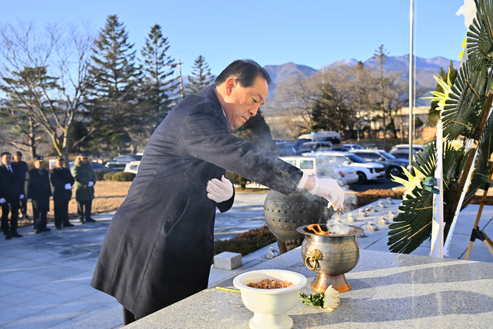 속초시, 충혼탑 참배와 시무식으로 2026년 병오년 새해 시작