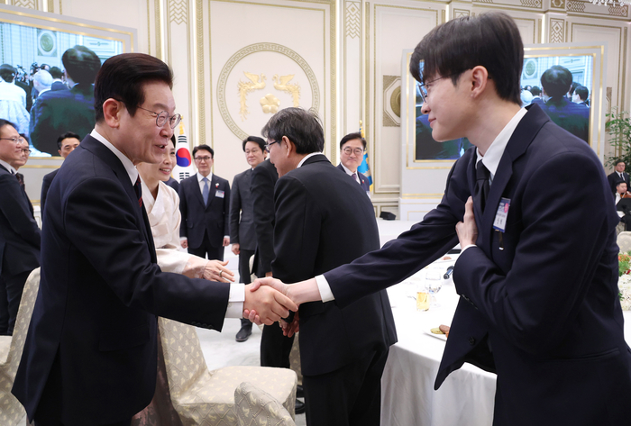 이재명 대통령이 2일 청와대 영빈관에서 열린 신년 인사회에서 프로게이머 페이커(이상혁)와 인사하고 있다. 2026.1.2 사진 | 연합뉴스 