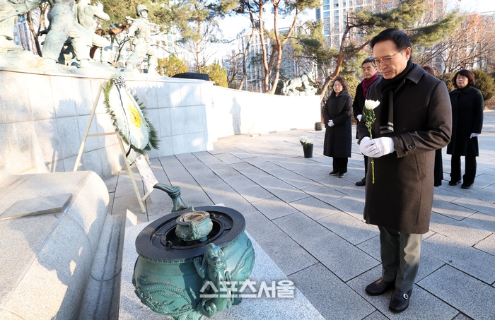 임태희 경기도교육감, 2일 안양시 현충탑 참배 ‘병오년’ 업무 시작