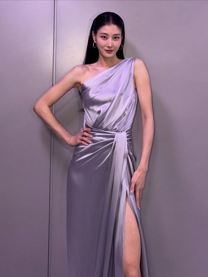 이현이, 남다른 9등신 드레스핏 공개...“과분한 상”