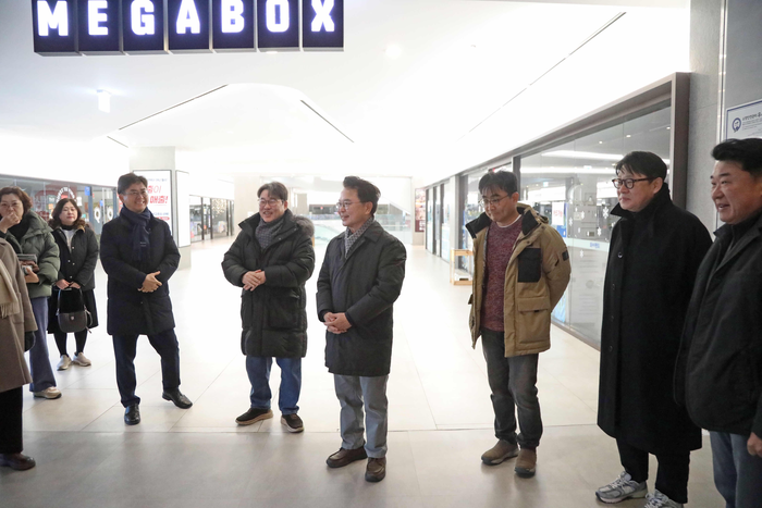 육동한 춘천시장이 3일 메가박스 석사점에서 관계자 20여 명과 함께 글로벌 VFX 영화 ‘아바타 3: 불과 재’를 관람한 후, 비공식 간담을 하고 있다. 사진|춘천시청