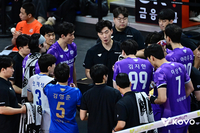 알리 빠졌지만 ‘교체’와 ‘변화’, ‘10명 득점’ 스쿼드 다양하게 가동…우리카드 4연패 탈출 이끈 박철우 감독 대행