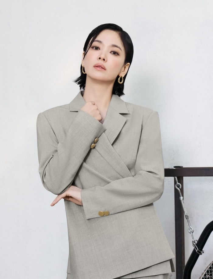 ‘천천히 강렬하게’ 돌아온 송혜교, 단발로 완성한 독보적 아우라