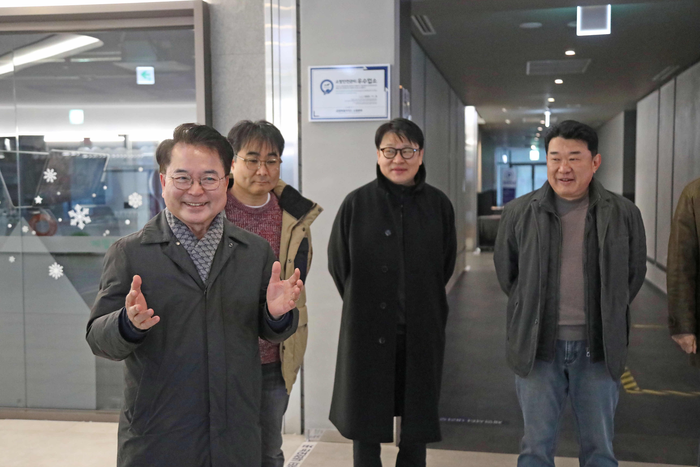 육동한 춘천시장이 3일 메가박스 석사점에서 관계자 20여 명과 함께 글로벌 VFX 영화 ‘아바타 3: 불과 재’를 관람한 후, 비공식 간담을 하고 있다. 사진|춘천시청