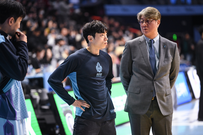 고양 소노 이재도(왼쪽)과 손창환 감독(오른쪽). 사진 | KBL