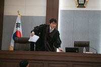 ‘판사 이한영’ 지성, 재판대 넘는 분노의 사자후... 법정 아수라장 예고