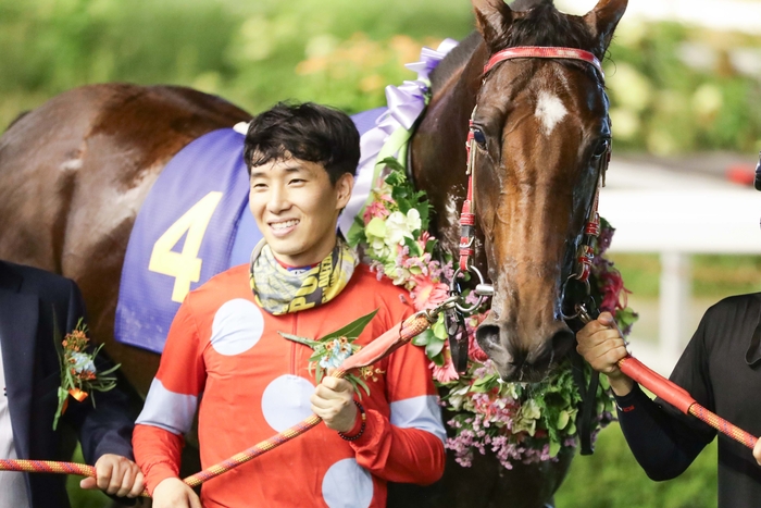 연말 서울경마 빛낸 쌍경사…정정희 기수 200승·박윤규 조교사 400승 달성