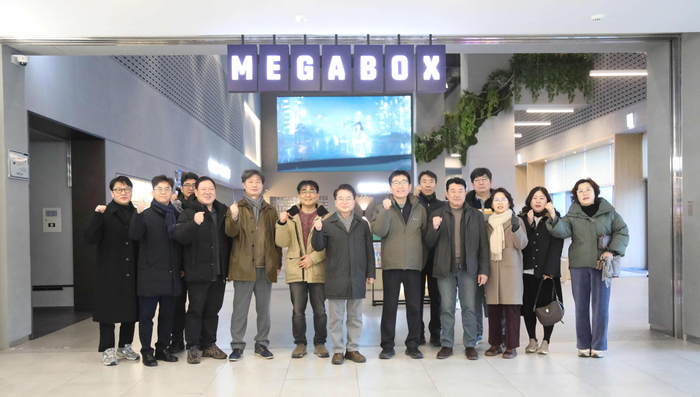 육동한 춘천시장이 3일 메가박스 석사점에서 관계자 20여 명과 함께 글로벌 VFX 영화 ‘아바타 3: 불과 재’를 관람한 후, 기념촬영을 하고 있다. 사진|춘천시청