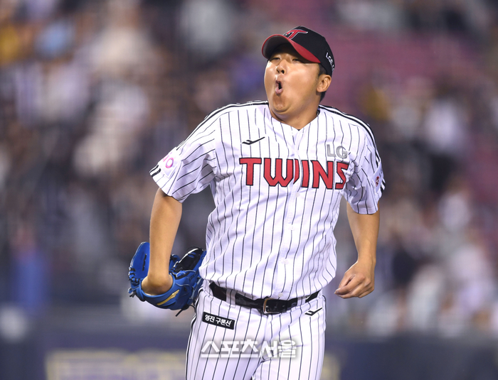 LG 선발투수 송승기가 23일 서울 잠실구장에서 열린 2025 KBO리그 NC와 경기 4회초 상대 손아섭을 투수앞 땅볼로 처리한 후 안도의 한숨을 쉬고 있다. 잠실 | 최승섭기자 thunder@sportsseoul.com