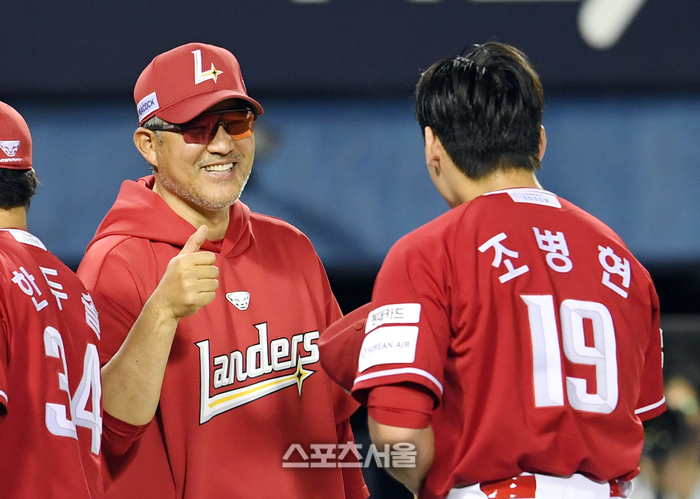 SSG 이숭용 감독이 20일 서울 잠실구장에서 열린 2025 KBO리그 두산과 경기에서 5-3으로 승리하며 3연승을 기록한 뒤 1이닝을 힘겹게 막아내며 세이브를 기록한 투수 조병현과 하이파이브를 나누고 있다. 잠실 | 박진업 기자 upandup@sportsseoul.com