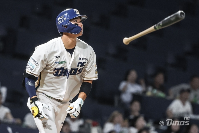 NC 김주원이 창원NC파크에서 열린 2025 KBO리그 두산과 경기에서 홈런을 때린 후 타구를 바라보고 있다. 사진 | NC 다이노스