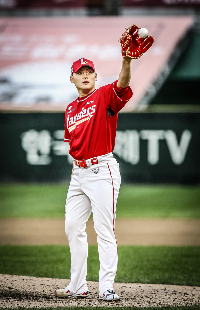 SSG 조병현이 11일 인천SSG랜더스필드에서 열린 2025 KBO리그 포스트시즌 삼성과 준PO 2차전에서 공을 잡은 채 다음 투구를 준비하고 있다. 사진 | SSG 랜더스