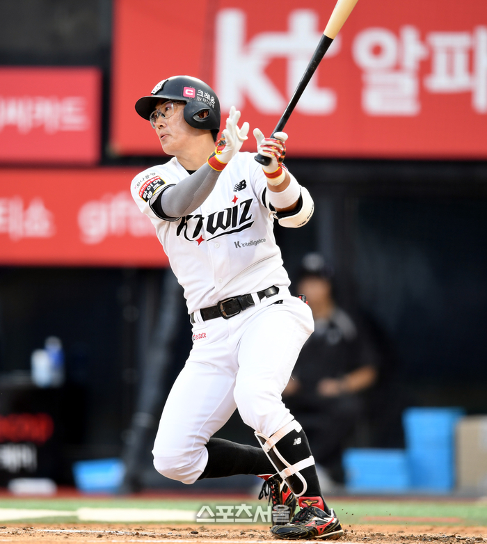 KT 허경민이 3일 수원 KT위즈파크에서 열린 2025 KBO리그 키움과 경기 2회말 타구를 바라보고 있다. 수원 | 최승섭기자 thunder@sportsseoul.com