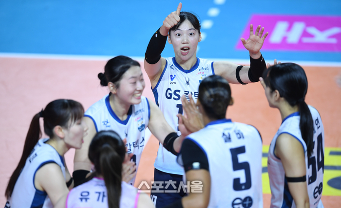 GS칼텍스 유서연이 지난 11월 20일 인천 삼산월드체육관에서 열린 2025~2026 V-리그 흥국생명과 경기에서 득점 후 환호하고 있다. 2025. 11. 20. 삼산 | 최승섭기자 thunder@sportsseoul.com 