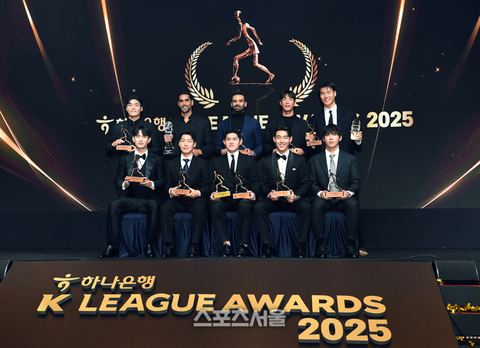 지난달 ‘하나은행 K리그 2025 대상 시상식’에서 K리그1 베스트11 선수들이 기념촬영을 하고 있다. 윗줄 왼쪽부터 전북 박진섭,수원FC 싸박, FC서울 야잔, 전북 현대 홍정호, 전북 현대 송범근, 아래줄 왼쪽부터 전북 현대 김진수, 전북 현대 강상윤, 울산 HD 이동경, 전북 현대 송민규, 대전 하나시티즌 이명재. 박진업 기자 upandup@sportsseoul.com