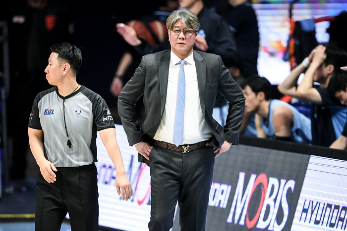 소노 손창환 감독이 29일 고양소노아레나에서 열린 2025~2026 LG전자 프로농구 정규리그 SK전에서 선수들의 플레이를 지켜보고 있다. 사진 | KBL