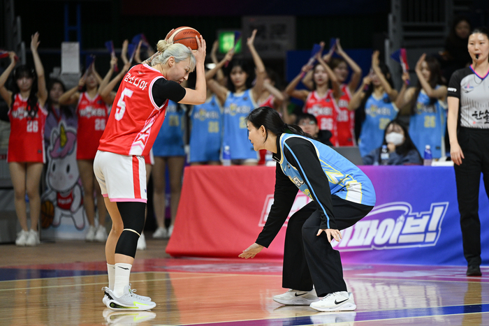 박정은 감독이 김소니아와 경합을 벌이고 있다. 사진 | WKBL