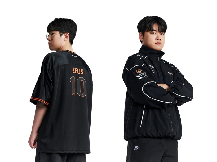 2026 한화생명e스포츠 신규 유니폼을 입은 ‘제우스’ 최우제(왼쪽)와 재킷을 입은 ‘구마유시’ 이민형. 사진 | 한화생명
