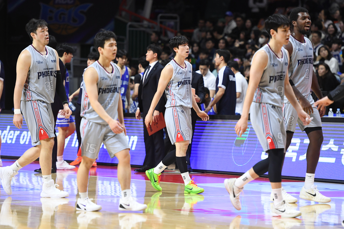 울산 현대모비스 선수들이 부산 사직체육관에서 열린 2025~2026 LG전자 프로농구 부산 KCC전 후 코트를 빠져나가고 있다. 사진 | KBL