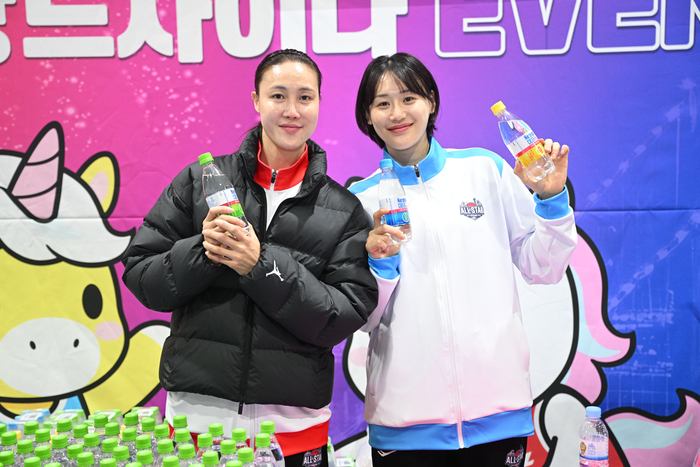 김정은이 강이슬과 함께 포즈를 취하고 있다. 사진 | WKBL